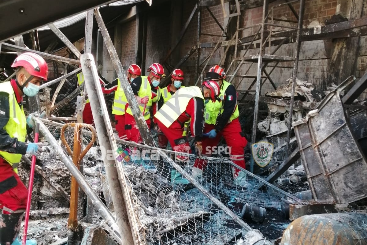 Foto: @Bomberos_GobOax | La Fiscalía de Oaxaca informó que el cuerpo de la víctima corresponde a un hombre.