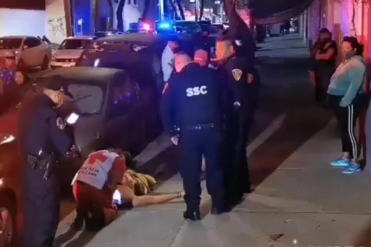 Foto: captura | La hazana de este hombre araña culminó al caer al vacío desde el tercer piso de un edificio..