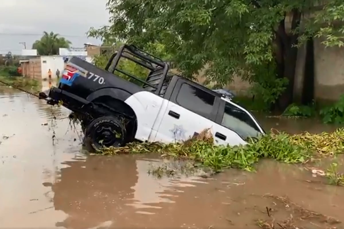 Foto: captura | La patrulla tuvo que ser retirada del agua con ayuda de una excavadora.