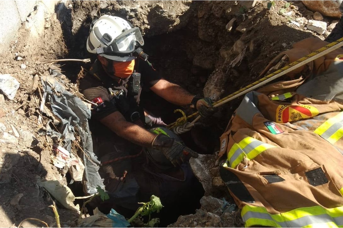 Foto: @pc_mty | El hombre fue rescatado de un pozo de construcción en el que permanecía atrapado.