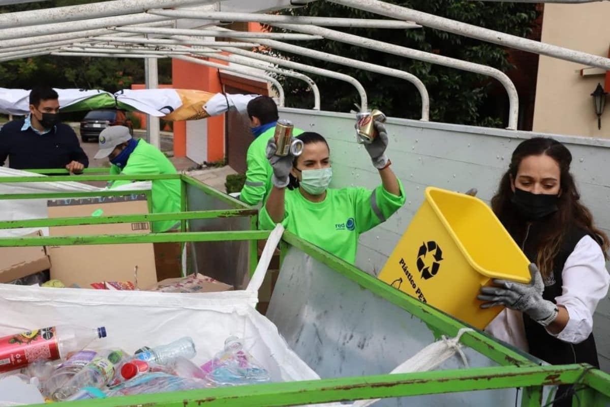 Foto: Especial La regidora Vivianne Clariond y la Secretaria de Servicios Públicos y Medio Ambiente, @guerravaleria participaron junto con vecinos de @SanPedroNL en la operación de la ruta de reciclaje