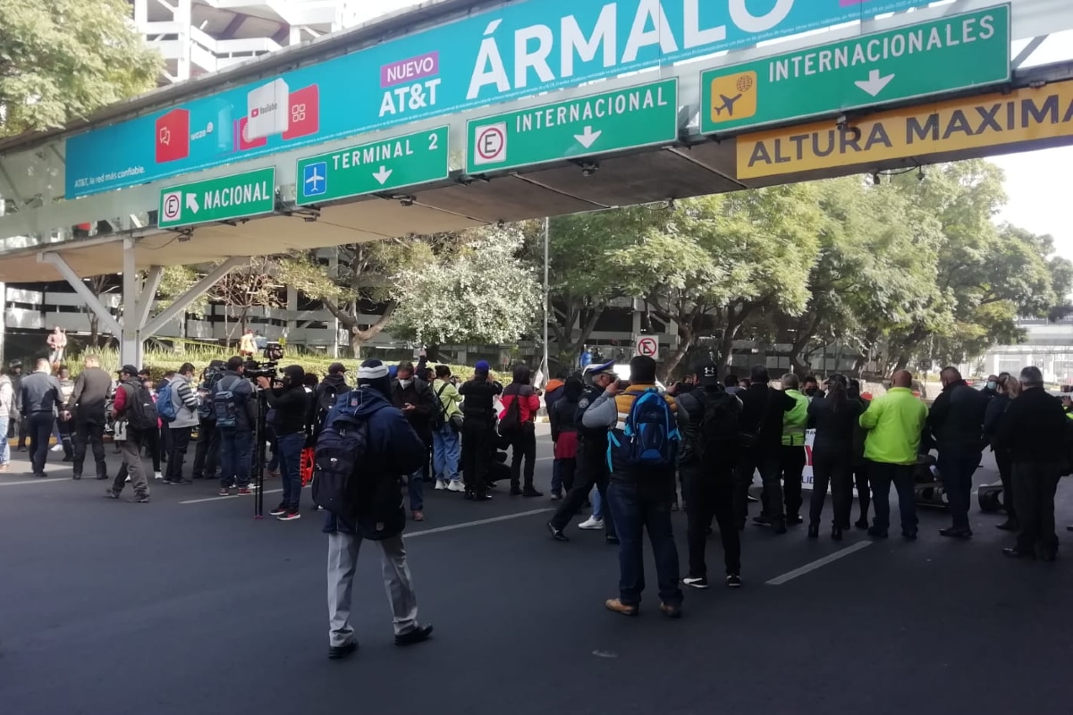 Foto: especial | Los manifestantes exigen el abasto de medicamentos para el tratamiento de sus hijos, en la Terminal 1 del AICM