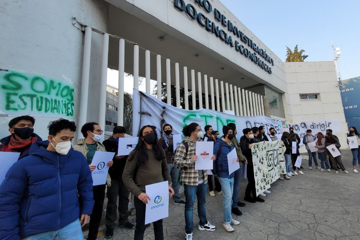 Foto: @plumaverdeORG | Con pancartas y carteles, estudiantes del CIDE se reúnen a las afueras del plantel.