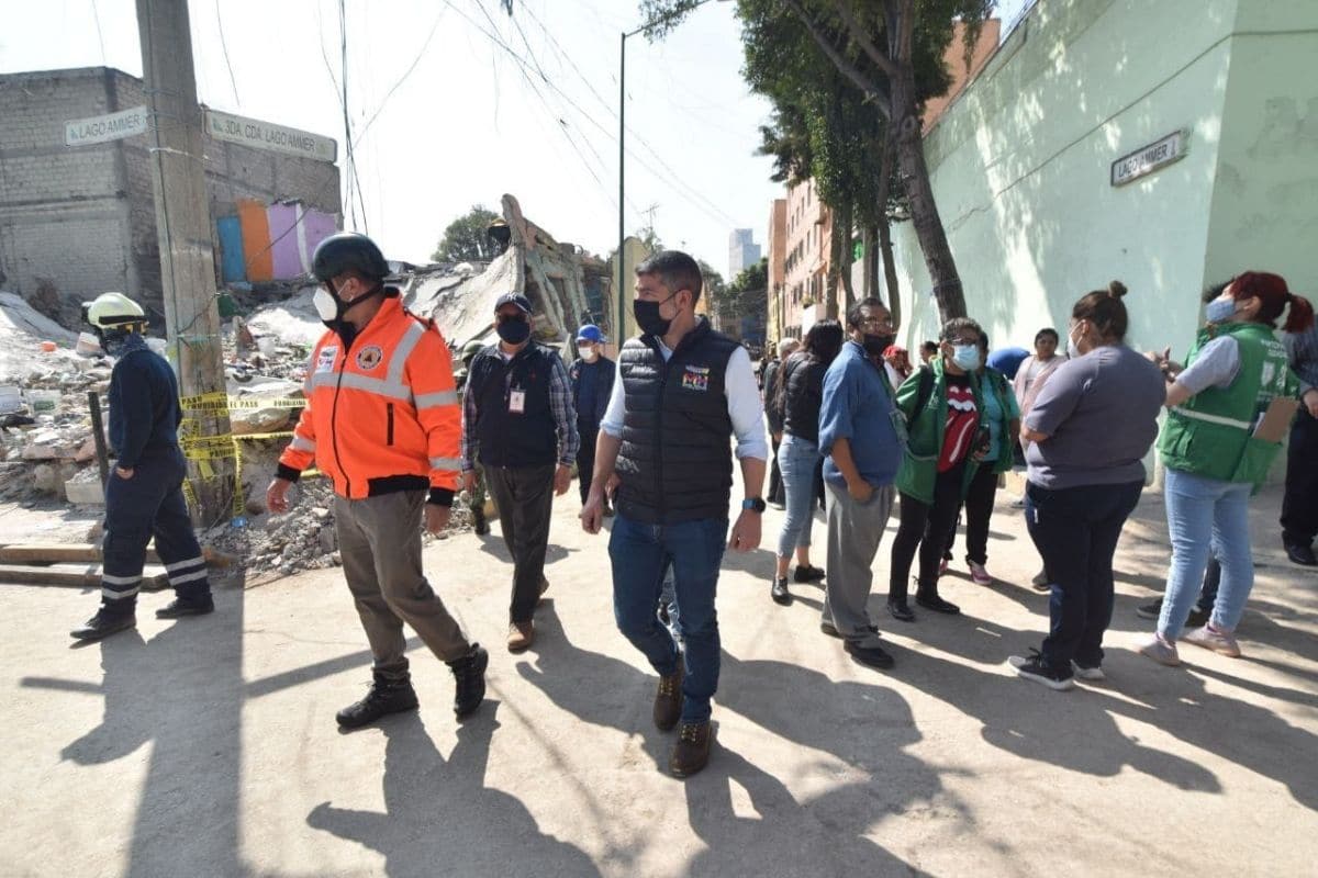 La alcaldía Miguel Hidalgo se encuentra dirigiendo el operativo para la remoción de escombros en el inmueble que colapsó debido a una explosión en la colonia Pensil Norte