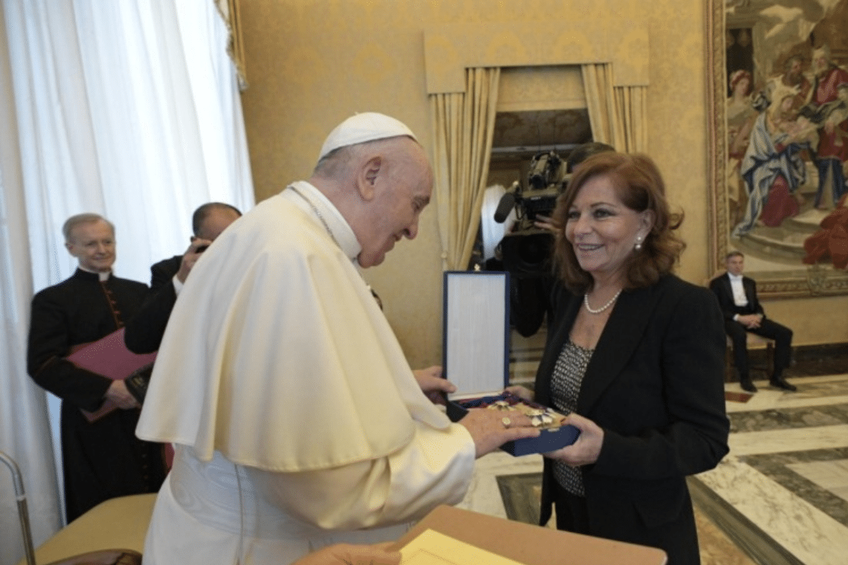 La periodista Valentina Alazraki recibe condecoración por el Papa Francisco