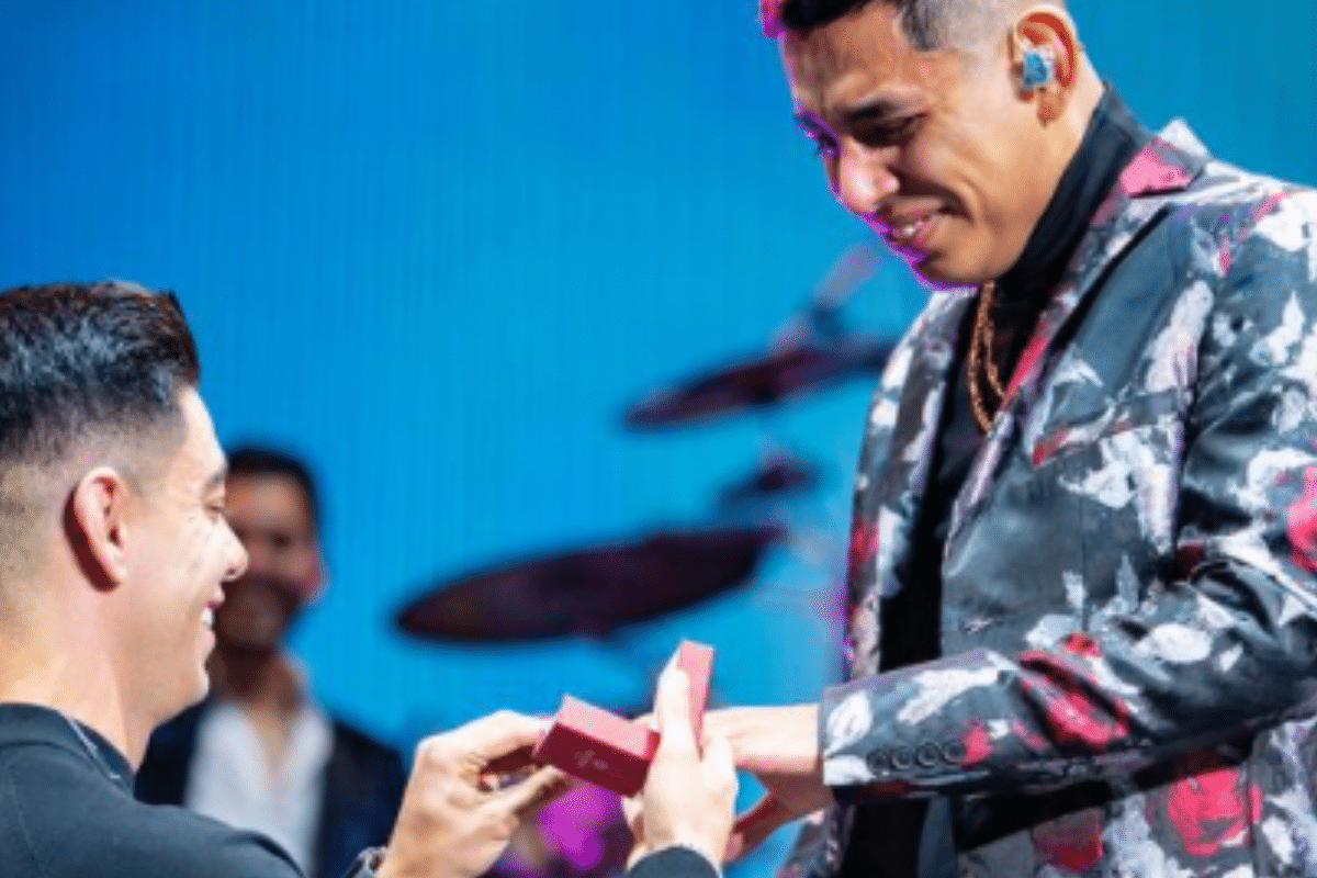 ¡Habrá boda! Jhonny Caz, de Grupo Firme se comprometió en pleno concierto