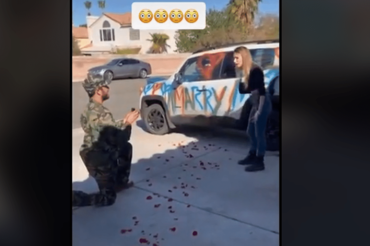 ¡No, gracias! Soldado rechazado tras pedir su mano ¡¡¡rayando el auto!!!