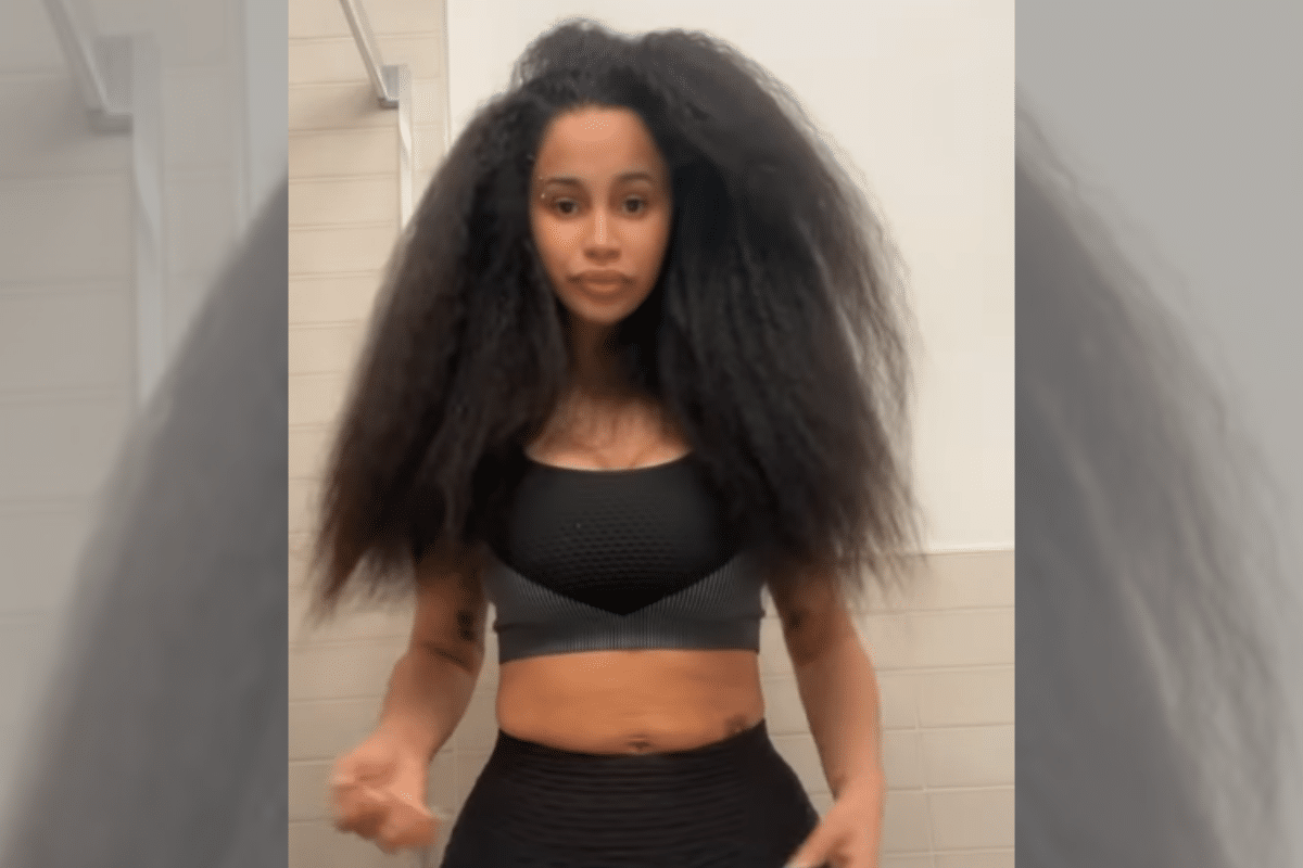 Cardi B habla sobre críticas a su cabello natural: “No existe el pelo malo”