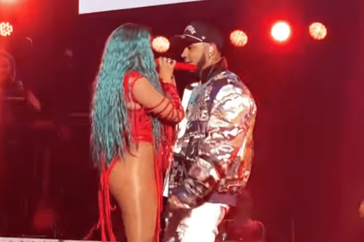 ¿Bebecito? Así reaccionó Karol G cuando Anuel apareció en pleno concierto