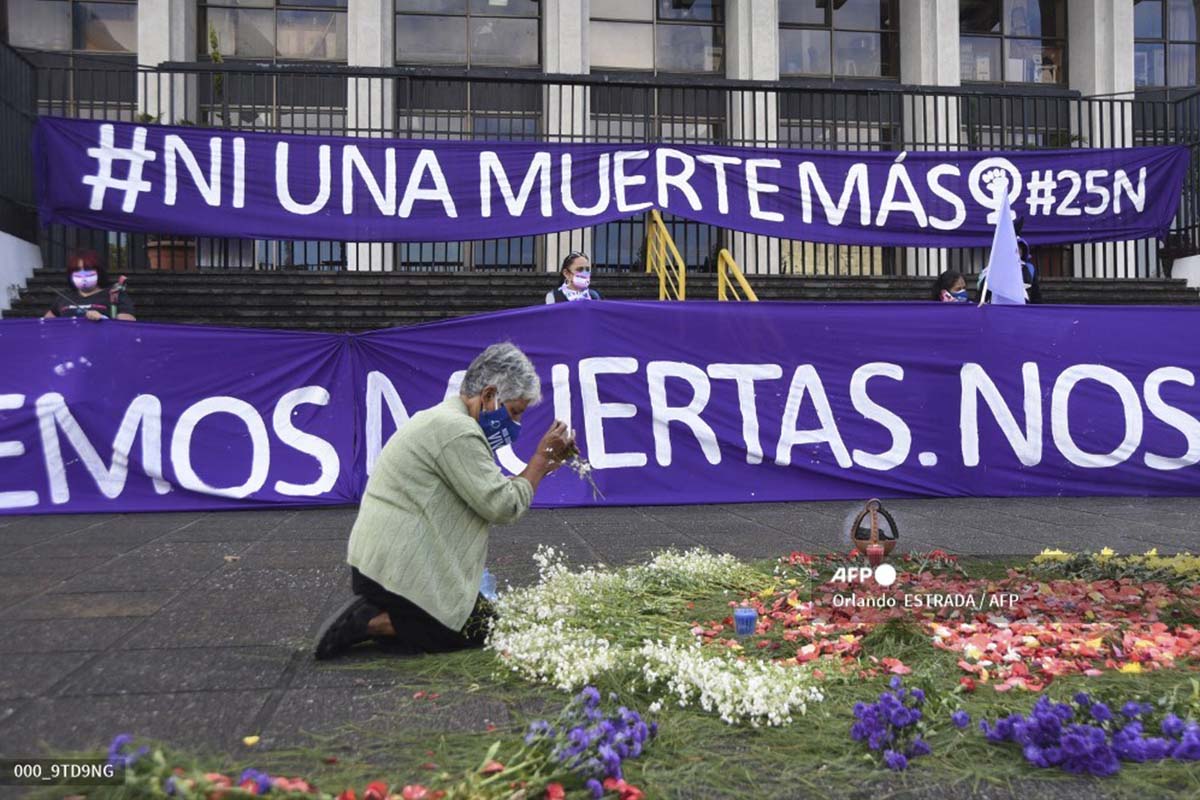 Cientos marchan en Guatemala "por la vida de las mujeres"