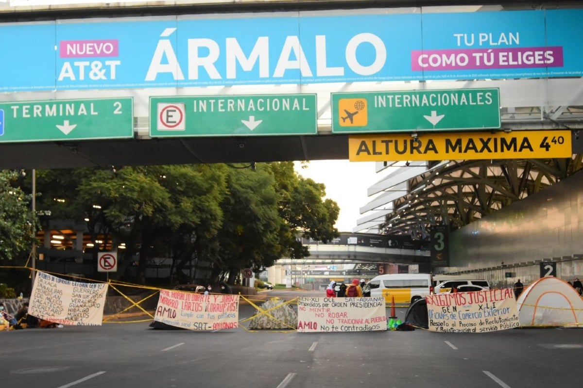 Retiran manifestantes de la Terminal 1 del AICM