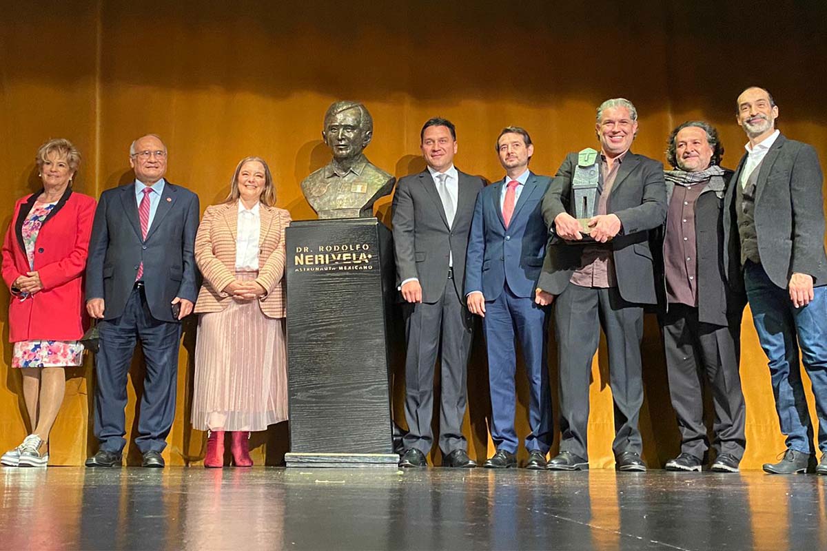 Develan busto del astronauta mexicano Neri Vela en el Universum