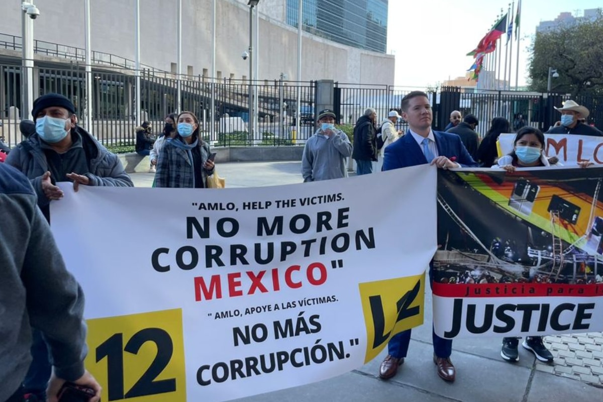 Familiares de víctimas de la L12 se manifestaron en la sede de la ONU en Nueva York.