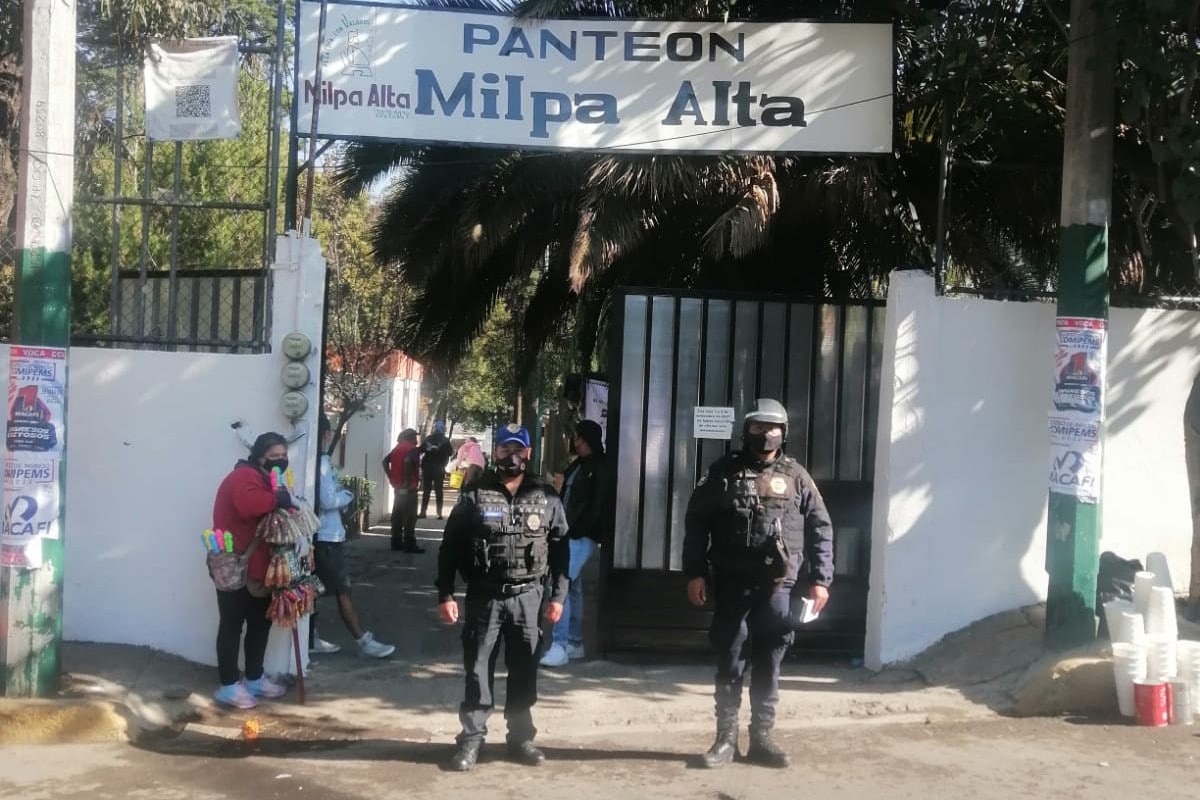 Asisten más de 80 mil personas a panteones de la CDMX