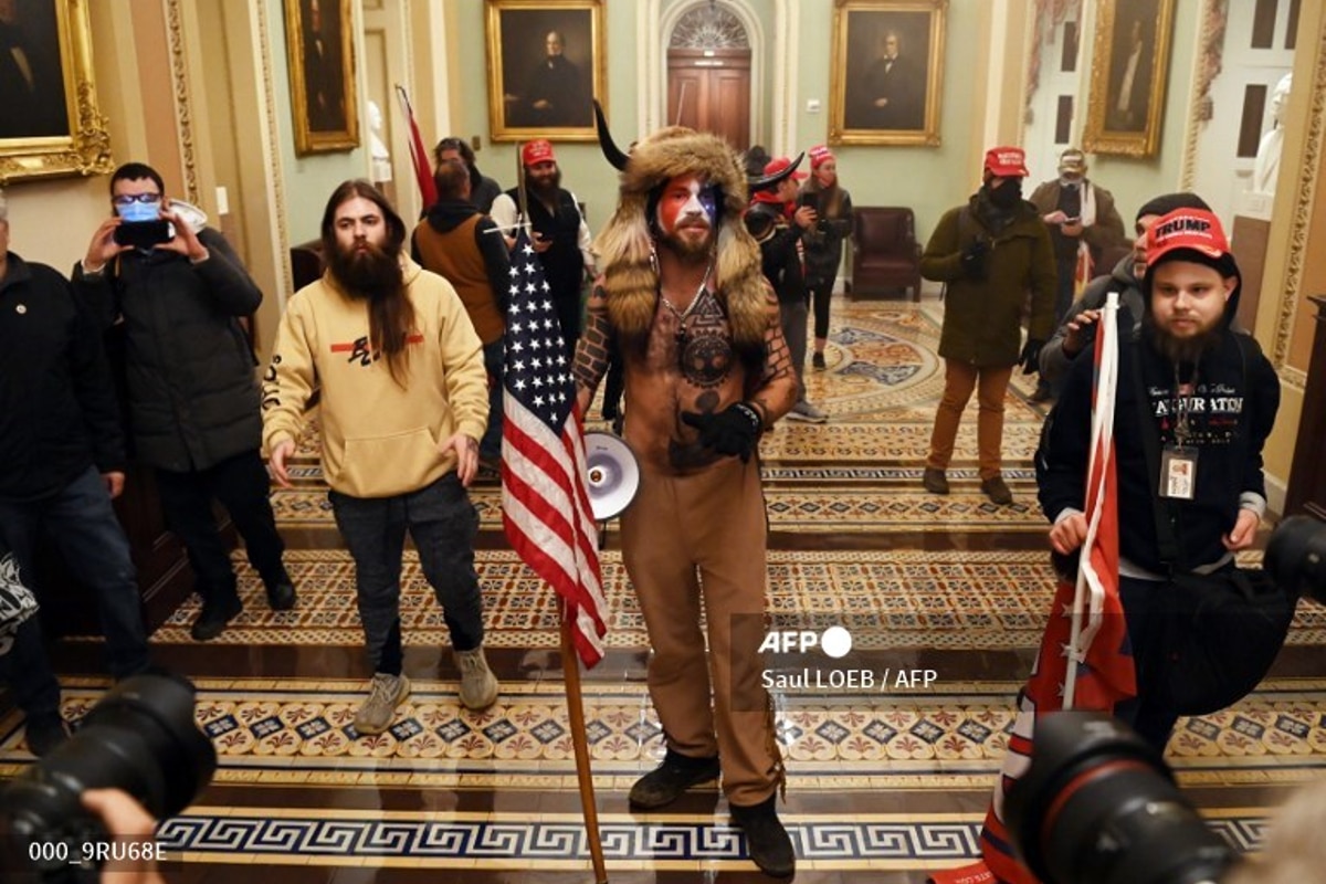 Foto: AFP | En redes, el Chamán de QAnon ganó popularidad tras su participación en el asalto al Capitolio el 6 de enero.