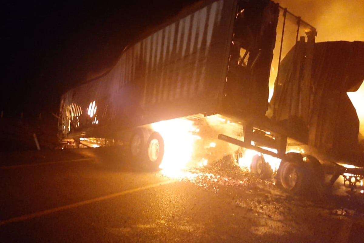 Foto: @GN_Carreteras | El choque entre los vehículos se registró esta madrugada en la carretera Sonoyta-San Luis Río Colorado, Sonora.