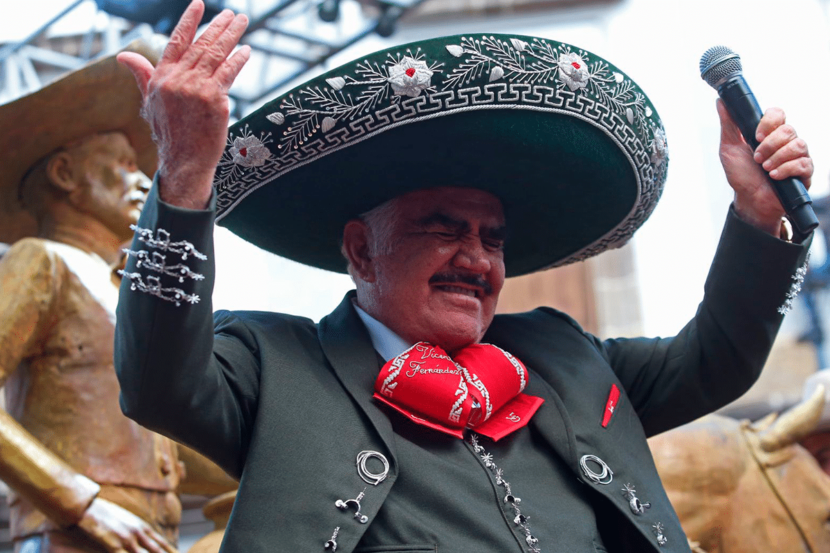 Vicente Fernández es trasladado nuevamente a terapia intensiva