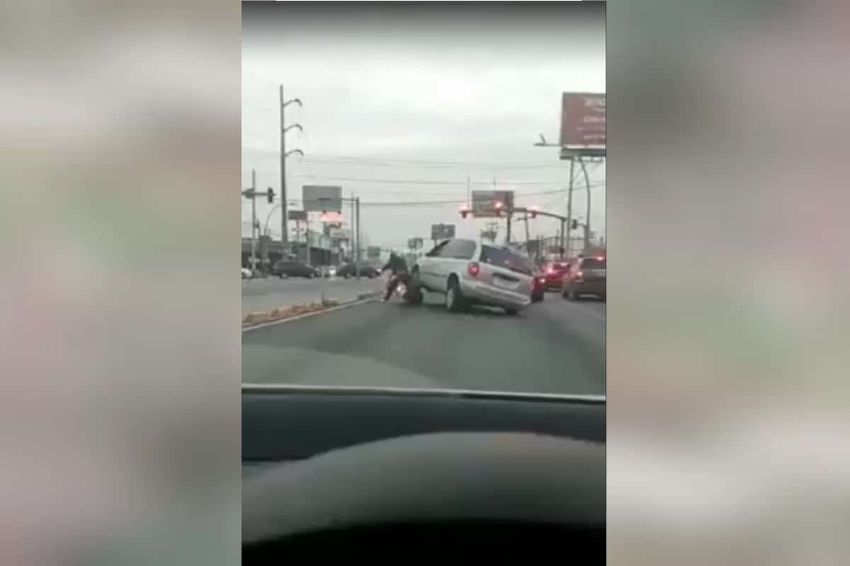 Foto: captura | En el clip, el vehículo del motociclista terminó arrollado por la camioneta.