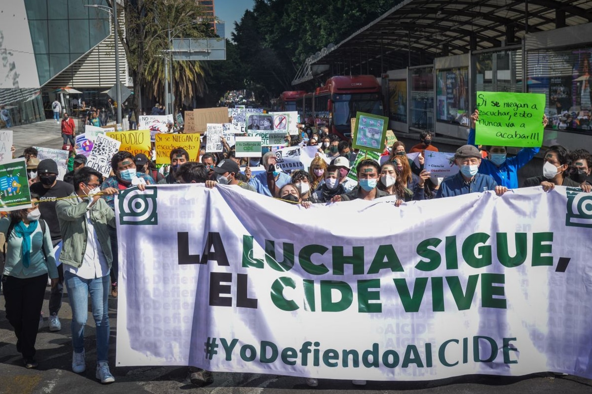 Foto: Cuartoscuro. Miembros de la comunidad del CIDE marchan al Senado.