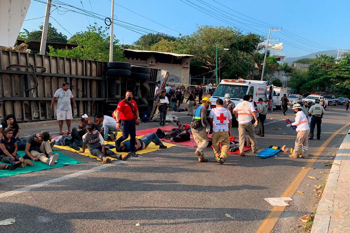 Foto: Especial. La Guardia Nacional informó que el tráiler que volcó ayer en Chiapas no cruzó por puntos de control de migración.