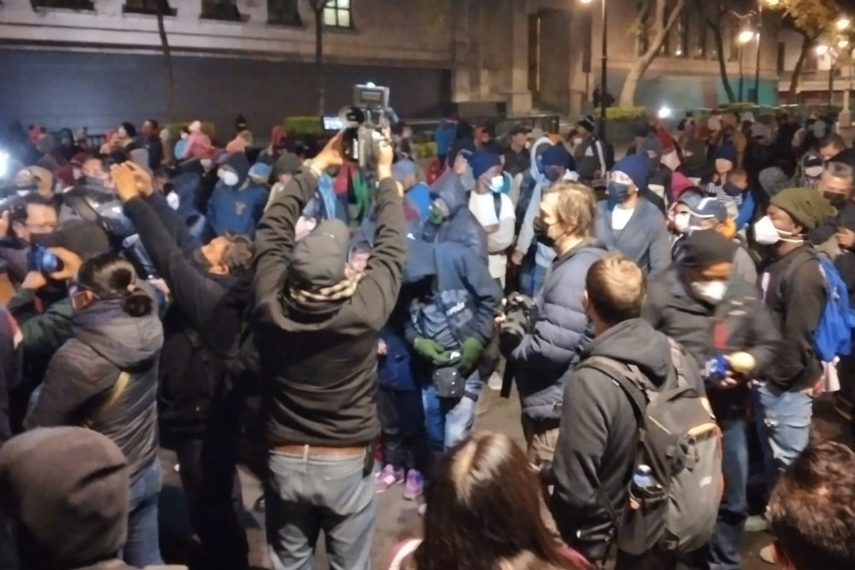 Foto: Especial. Integrantes de la caravana migrante están en el zócalo capitalino,.