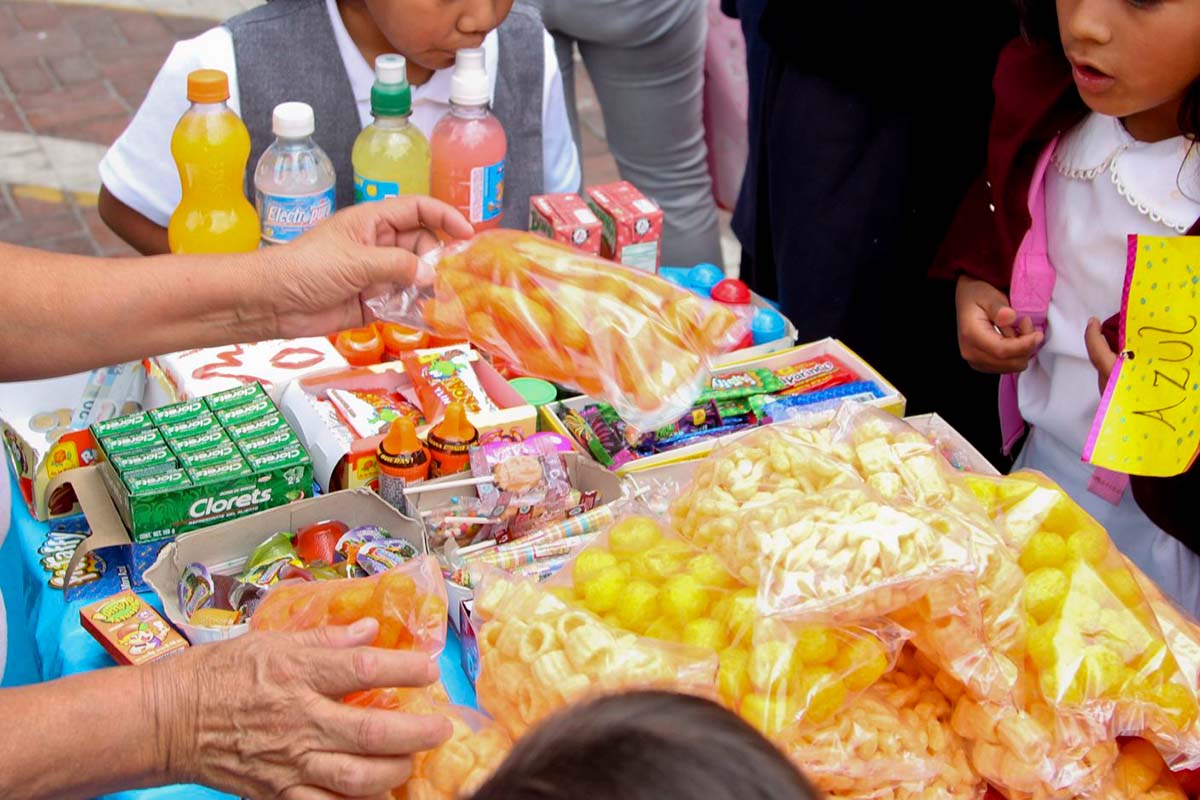 Aprueban prohibición para venta de bebidas y comida “chatarra” en escuelas de educación básica