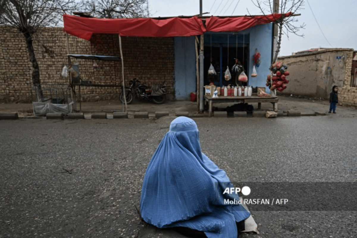 Foto: Twitter/ @AFPphoto | Los talibanes prohíben a las mujeres viajar sin un acompañante