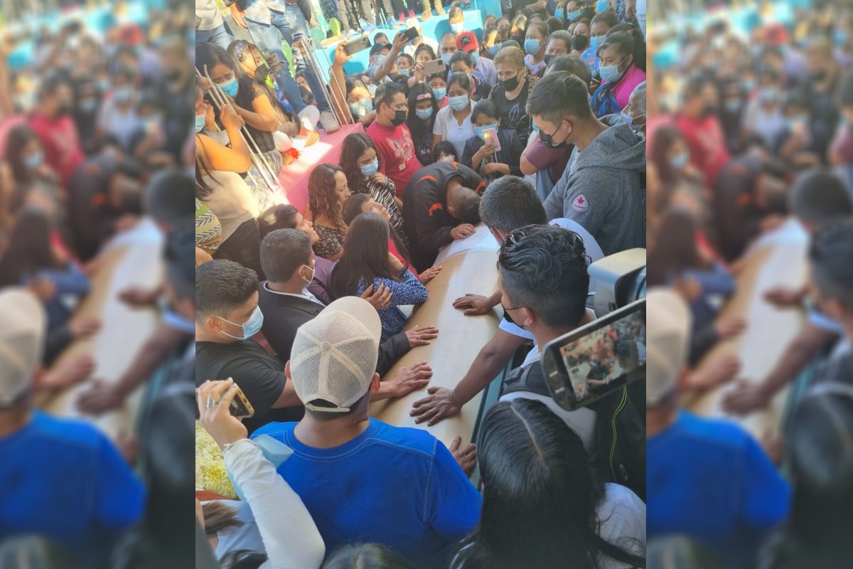 Foto: Quadratin. Uno de los migrantes que murieron por la volcadura de un tráiler en Chiapas, fue velado en su natal Guatemala.