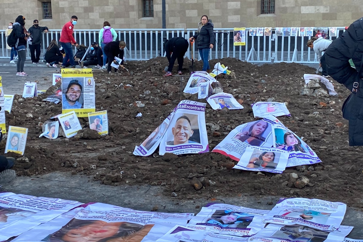 Foto: @HEncontrarte. Colectivos montaron una fosa clandestina frente a Palacio Nacional.