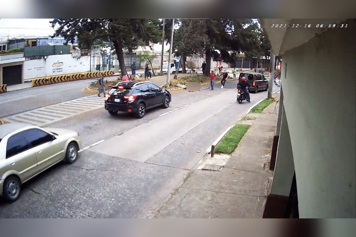 Foto: Captura de pantalla | Un motociclista perdió la vida tras impactarse contra un poste