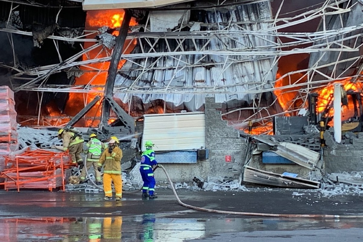 Fuerte incendio consume bodega en Santa Catarina