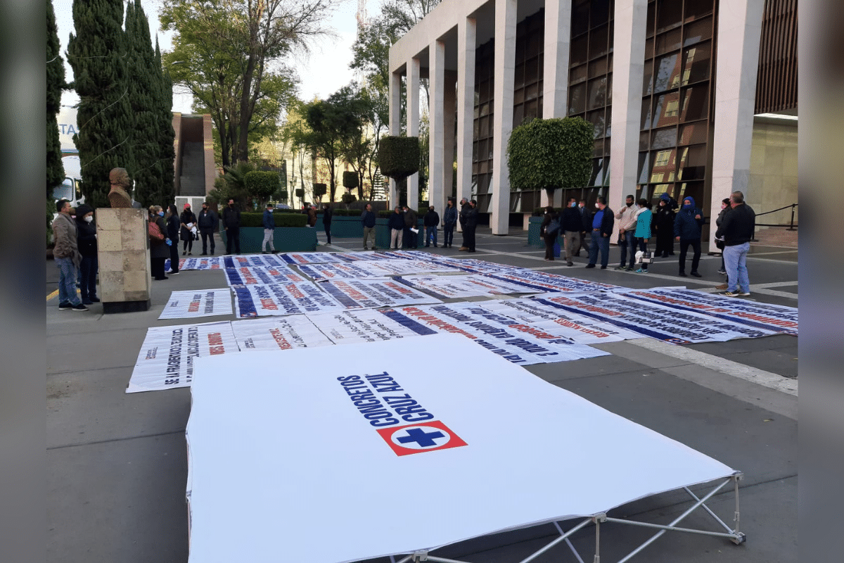 Foto: Twitter@vialhermes | Integrantes de la Cooperativa Cruz Azul se manifiestan frente al Tribunal Superior de Justicia de la CDMX