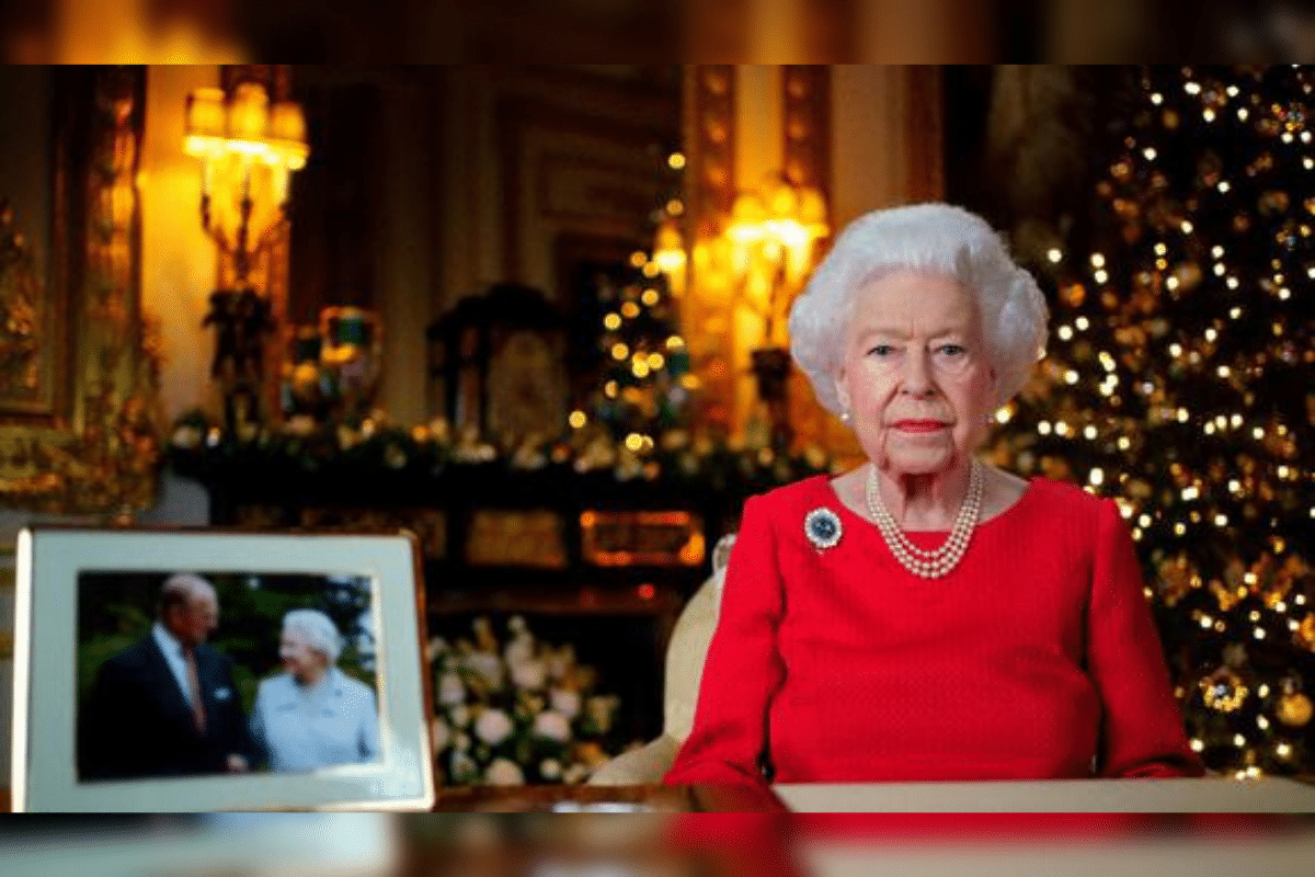 La reina Isabel II se encuentra bajo supervisión médica.