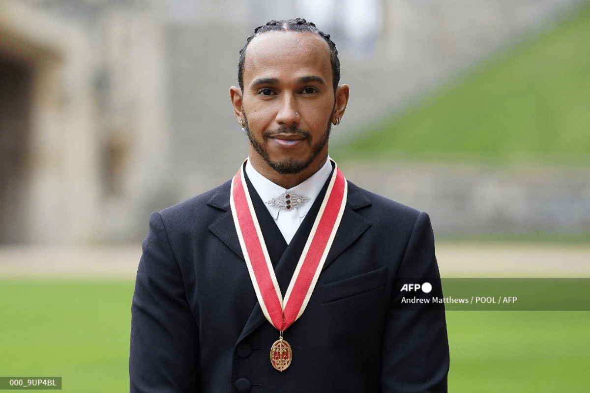 Foto: AFP | Lewis Hamilton se convirtió en el cuarto piloto de F1 en obtener esta condecoración