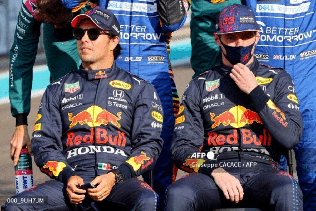 Foto: AFP | El piloto mexicano Checo Pérez no terminó la carrera debido a problemas con su motor, lo que le dio el campeonato a Max Verstappen