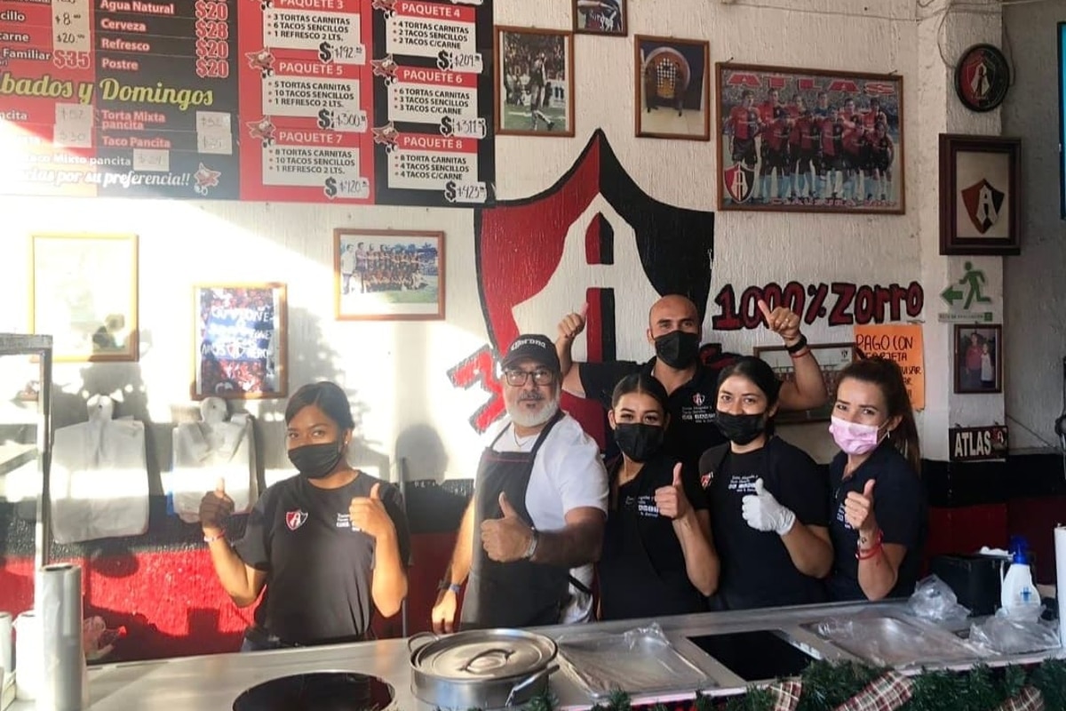 Foto: Mr. James tortas ahogadas | El negocio ofreció dos tacos y una torta a cada uno de sus clientes, para celebrar el título del Atlas.