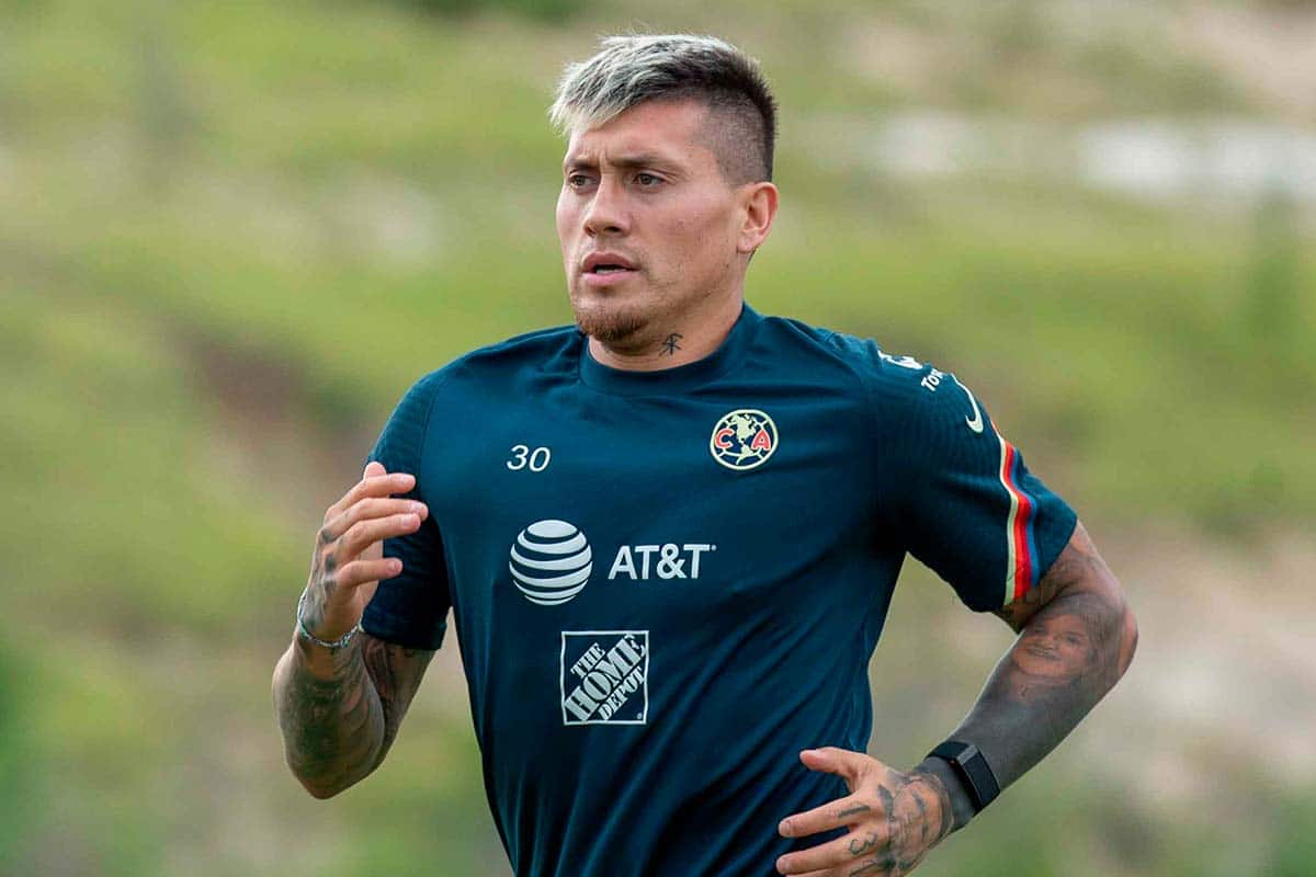 Aún sin firmar, Nico Castillo ya se estrena con la playera del Necaxa