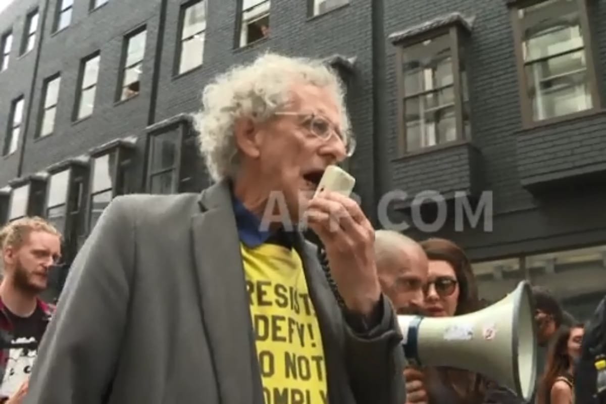 Foto: captura/AFP | Piers Corbyn fue captado en video alentando a los asistentes de un mitin.