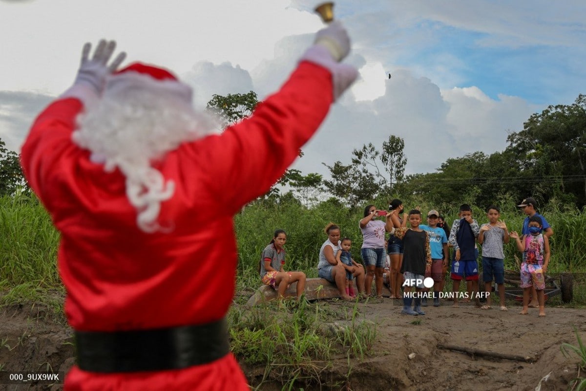 Nada detiene al espíritu navideño. Así distribuye ahora regalos Santa Claus