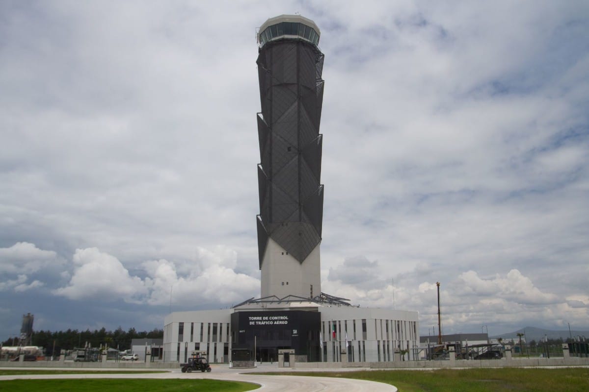 Controladores aéreos se capacitan para iniciar operaciones en Santa Lucía