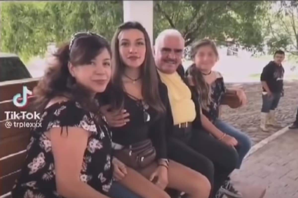 Foto: captura | En 2019, Vicente Fernández fue señalado de acoso, por tocar el seno de una fan.