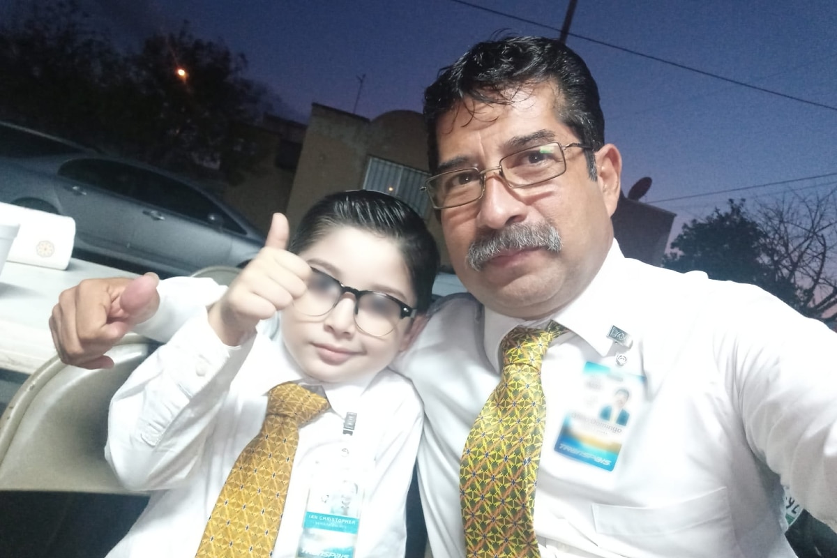 Foto: captura | El cumpleañero celebró su fiesta a lado de su abuelito con camisa, gafas, corbata y gafete.