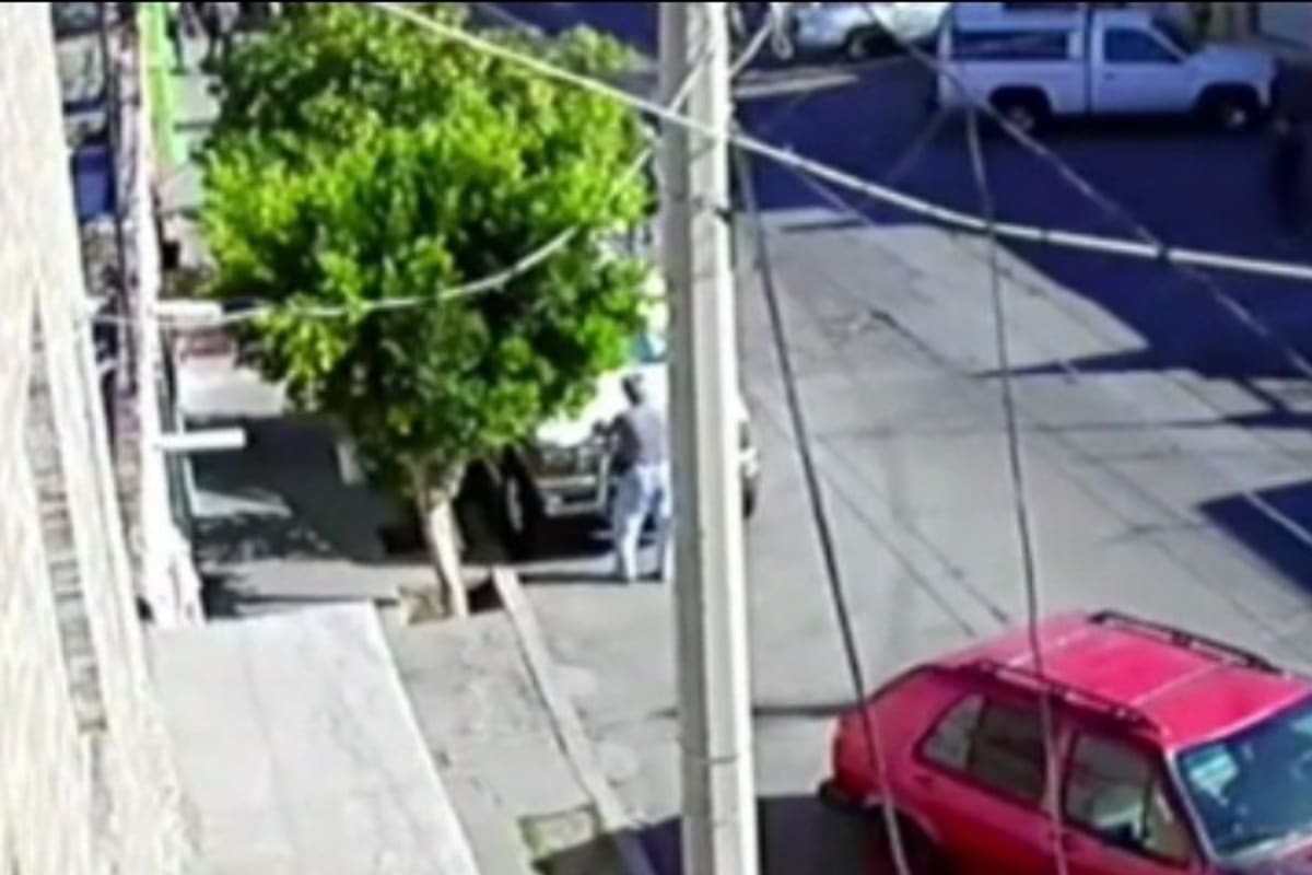 Foto: captura | El abuelo se encontraba lavando la camioneta con la que fue arrollado.