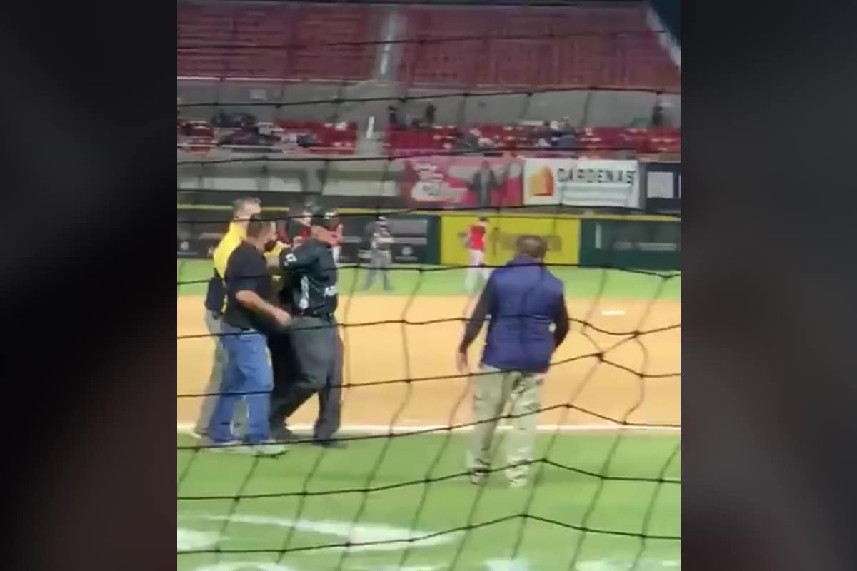 Foto: captura | Seguridad del estadio Teodoro Mariscal ingresó al campo para detener al ampáyer.