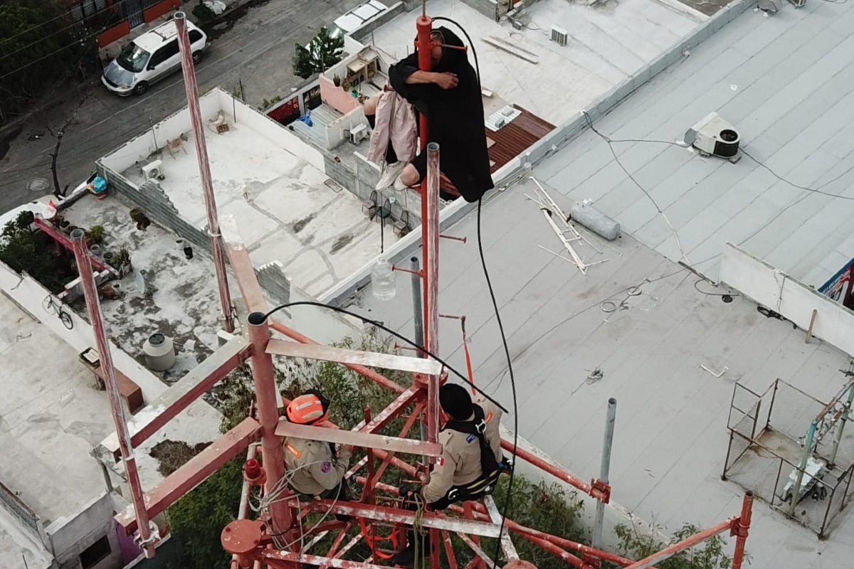 Foto: especial | El hombre se encontraba abrazado a la parte alta de la antena.