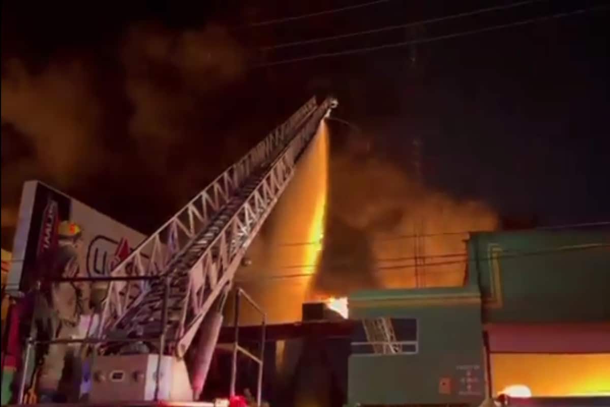 Foto: @PC_NuevoLeon | El incendió se originó en una bodega de aceites y grasas.