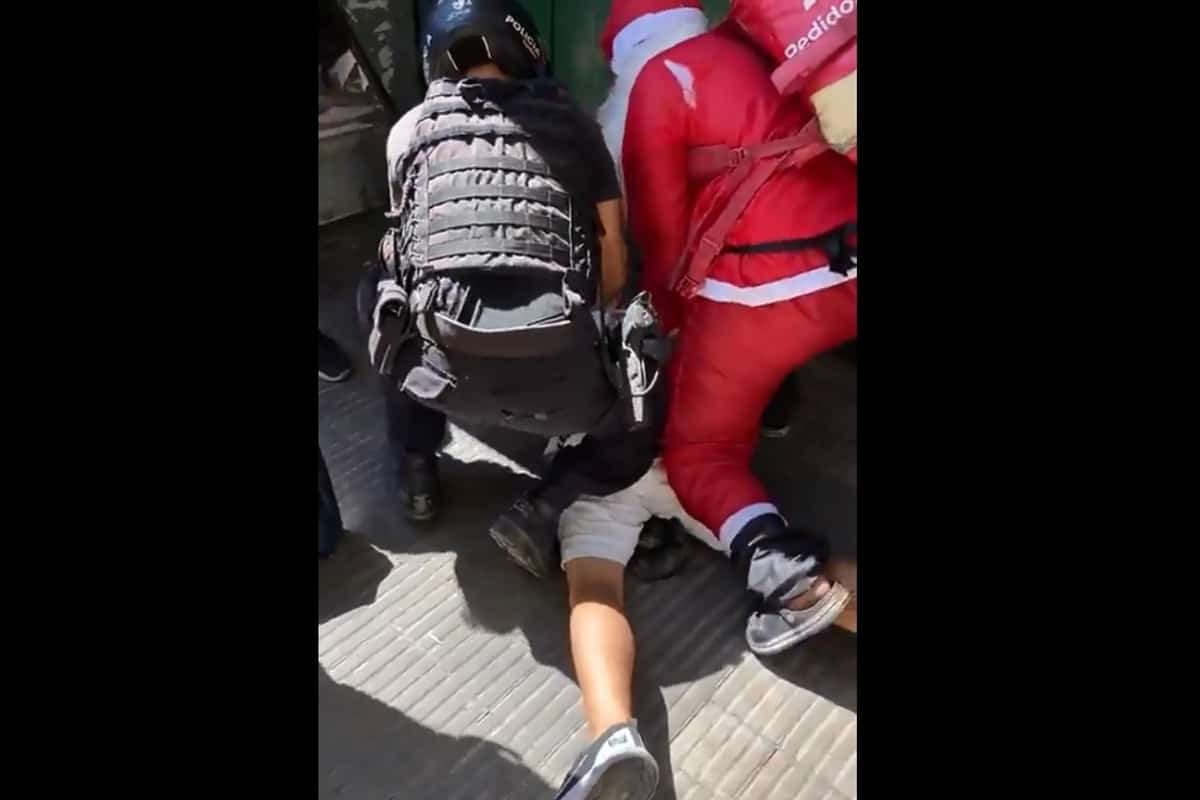 Foto: captura | El ladrón fue atrapado por un repartidor de comida disfrazado de Santa Claus.