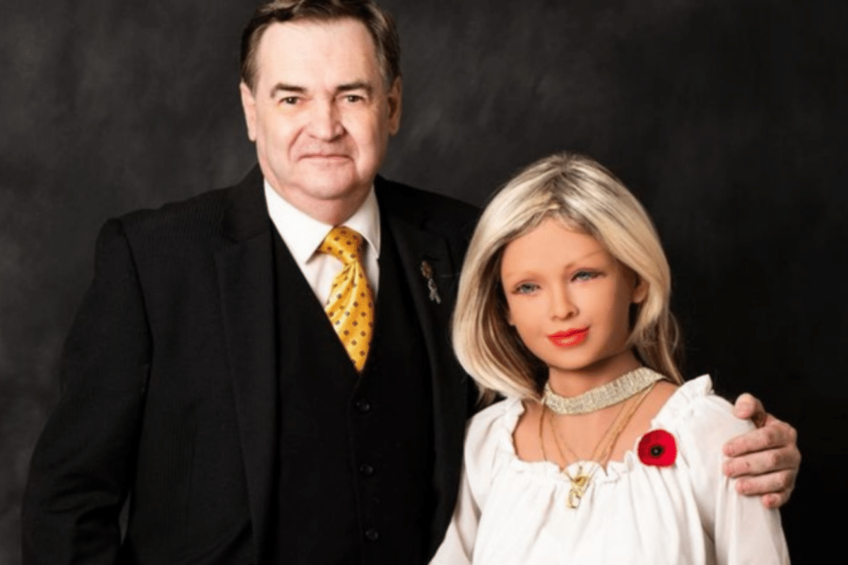 Foto: 7News | Geoff Gallagher junto a su prometida robot, Emma