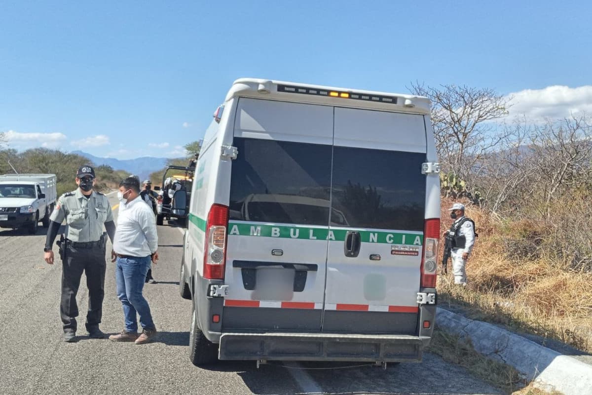 Foto: @INAMI_mx | Los migrantes eran trasladados en una ambulancia falsa.