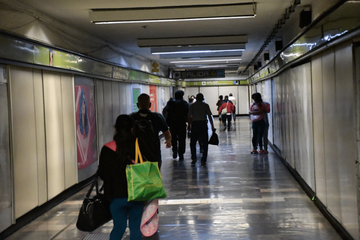 Foto: Especial | La Ley de la Movilidad de la CDMX (artículo 230) establece la prohibición para ejercer el comercio ambulante en unidades de transporte